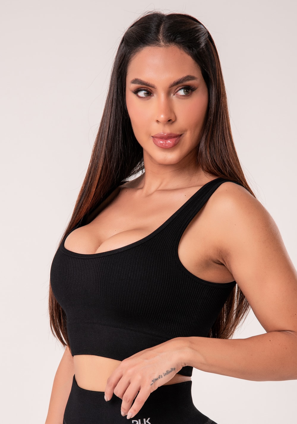 Top fitness feminino preto canelado com bojo seamless+