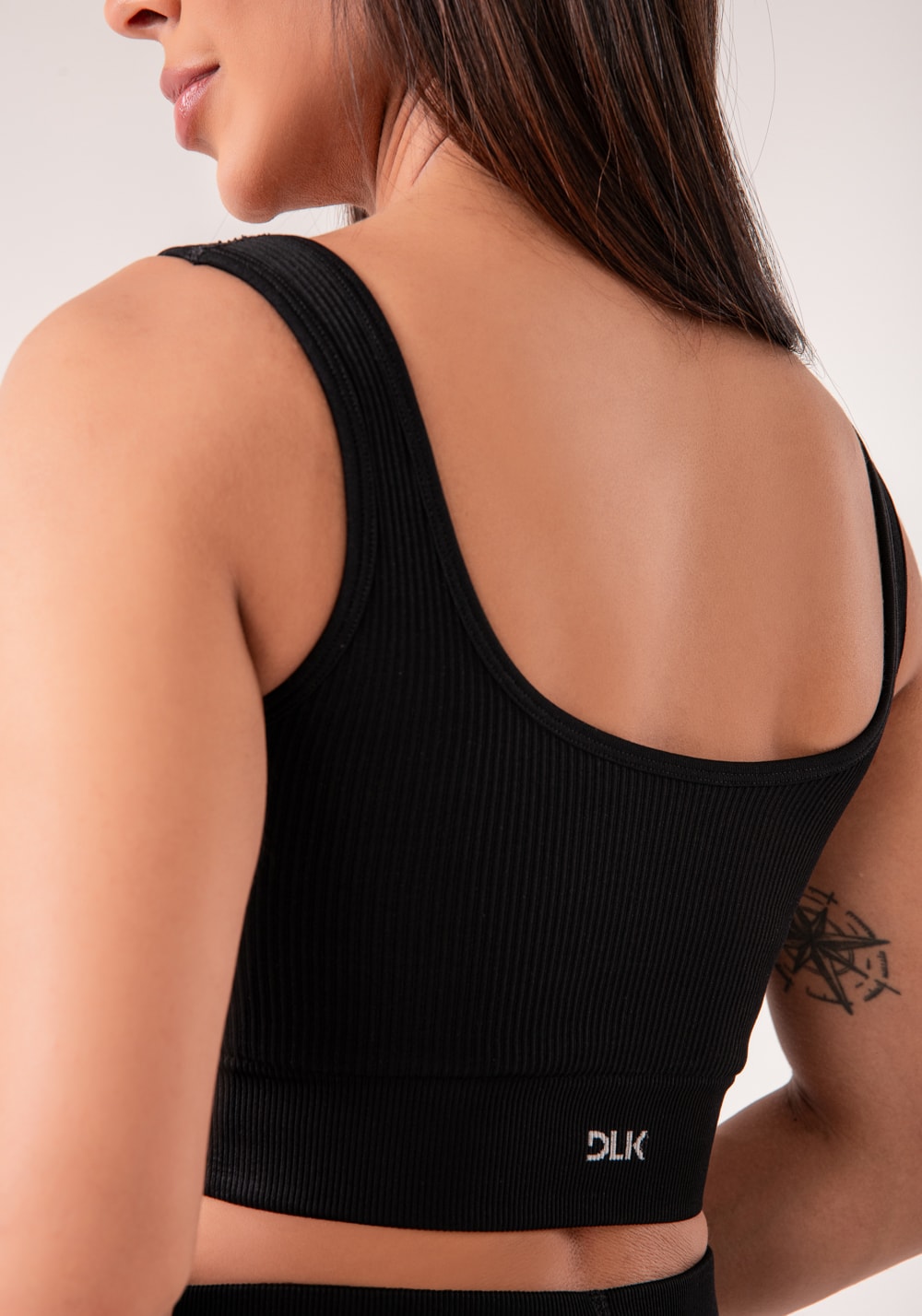 Top fitness feminino preto canelado com bojo seamless+