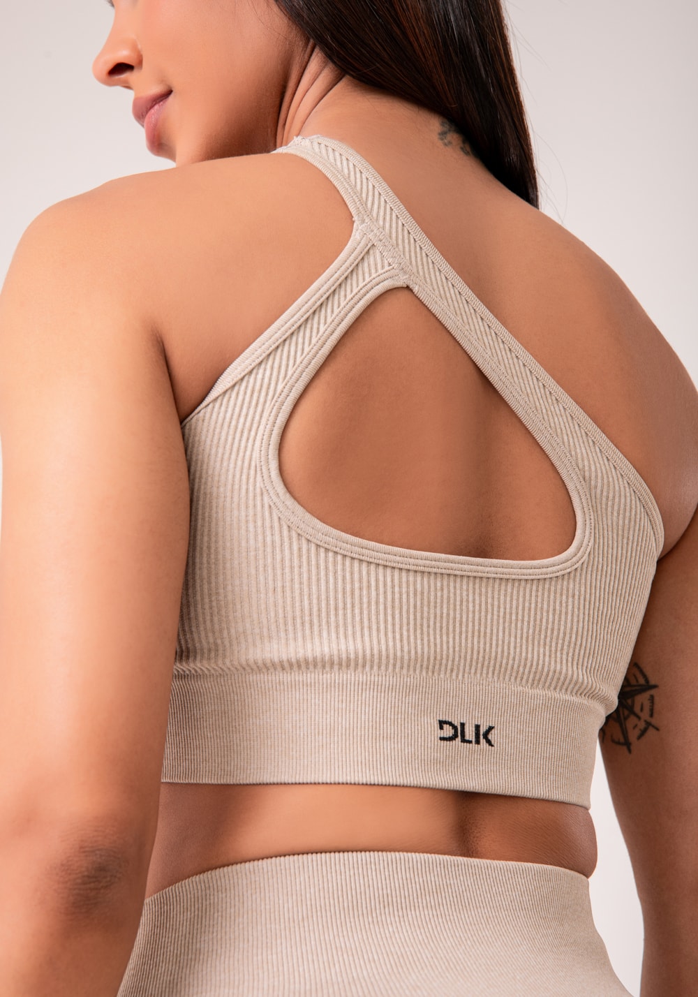 Top fitness feminino areia canelado com bojo e detalhe vazado seamless+