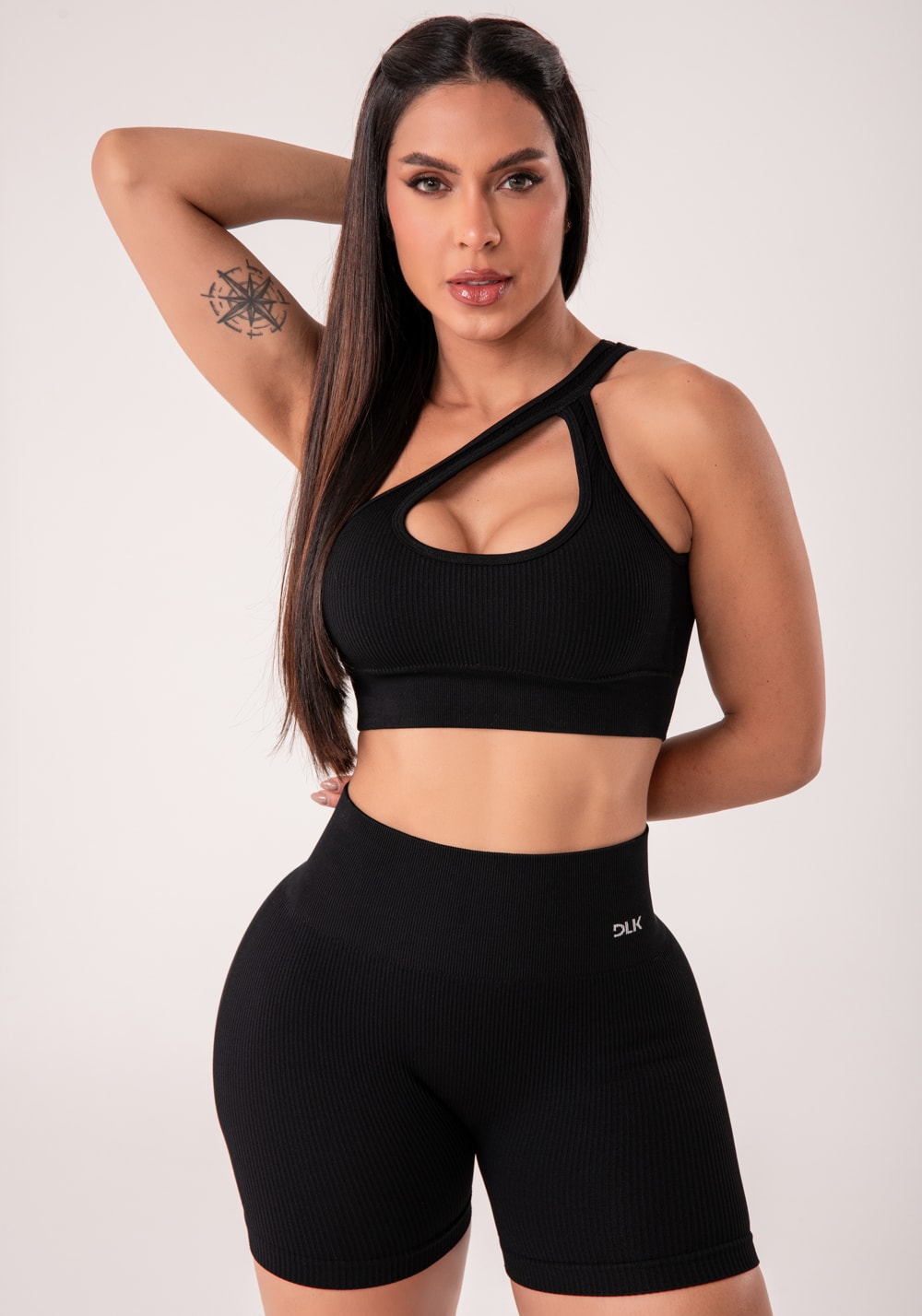 Top fitness feminino preto canelado com bojo e detalhe vazado seamless+