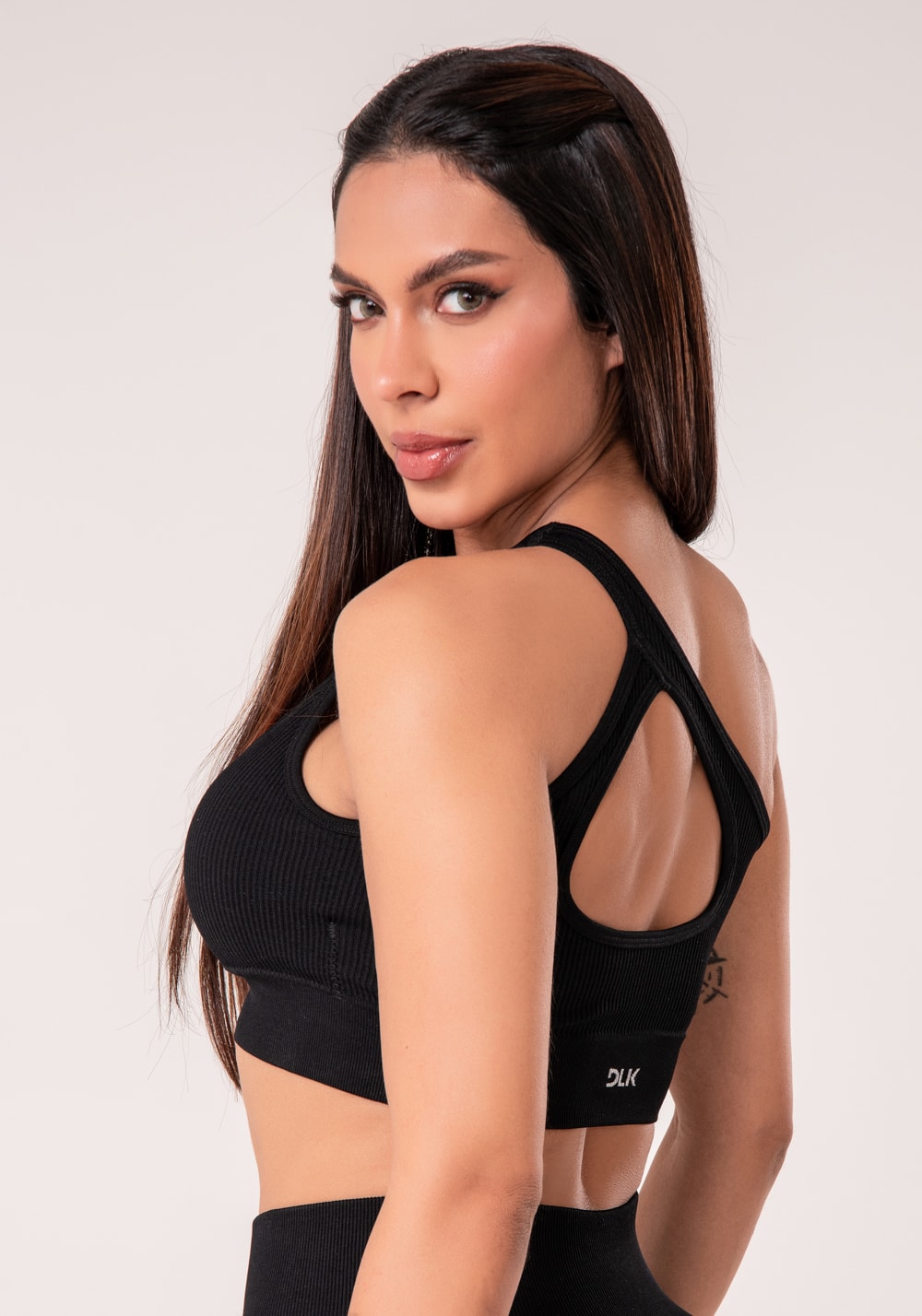 Top fitness feminino preto canelado com bojo e detalhe vazado seamless+