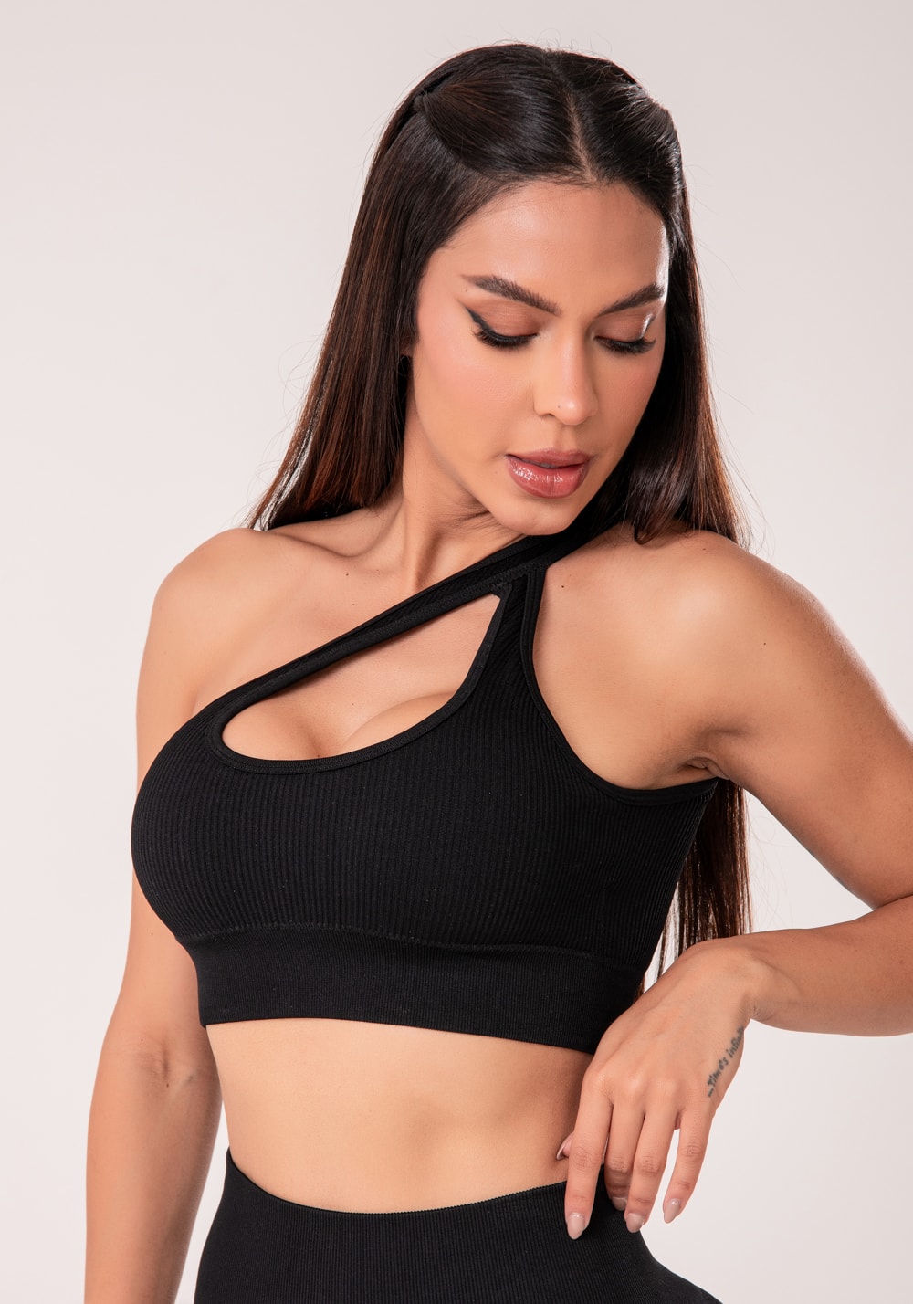 Top fitness feminino preto canelado com bojo e detalhe vazado seamless+