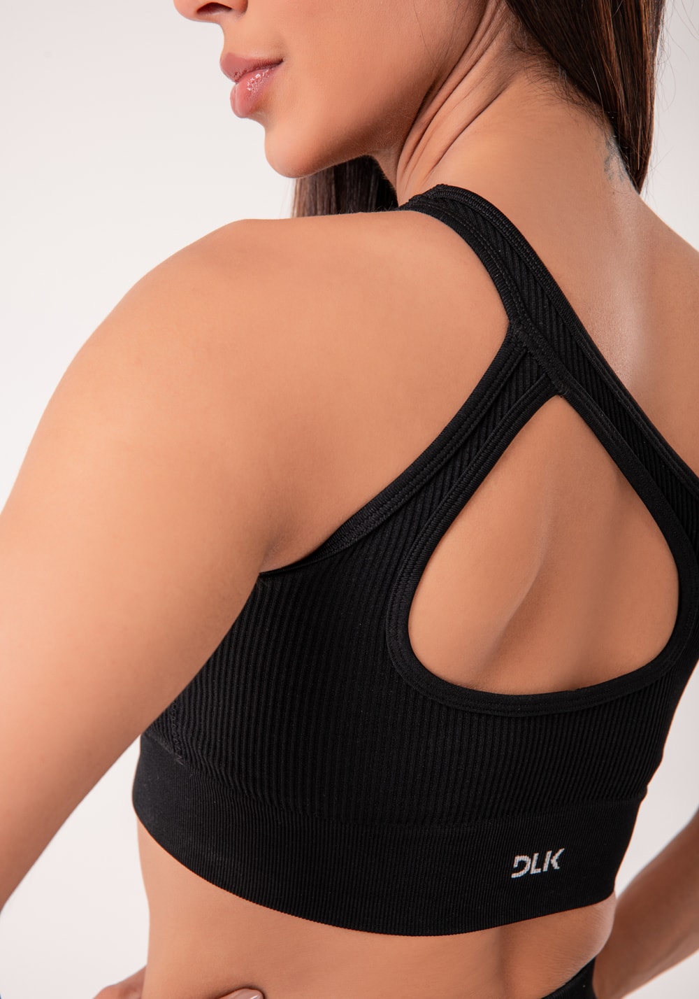 Top fitness feminino preto canelado com bojo e detalhe vazado seamless+