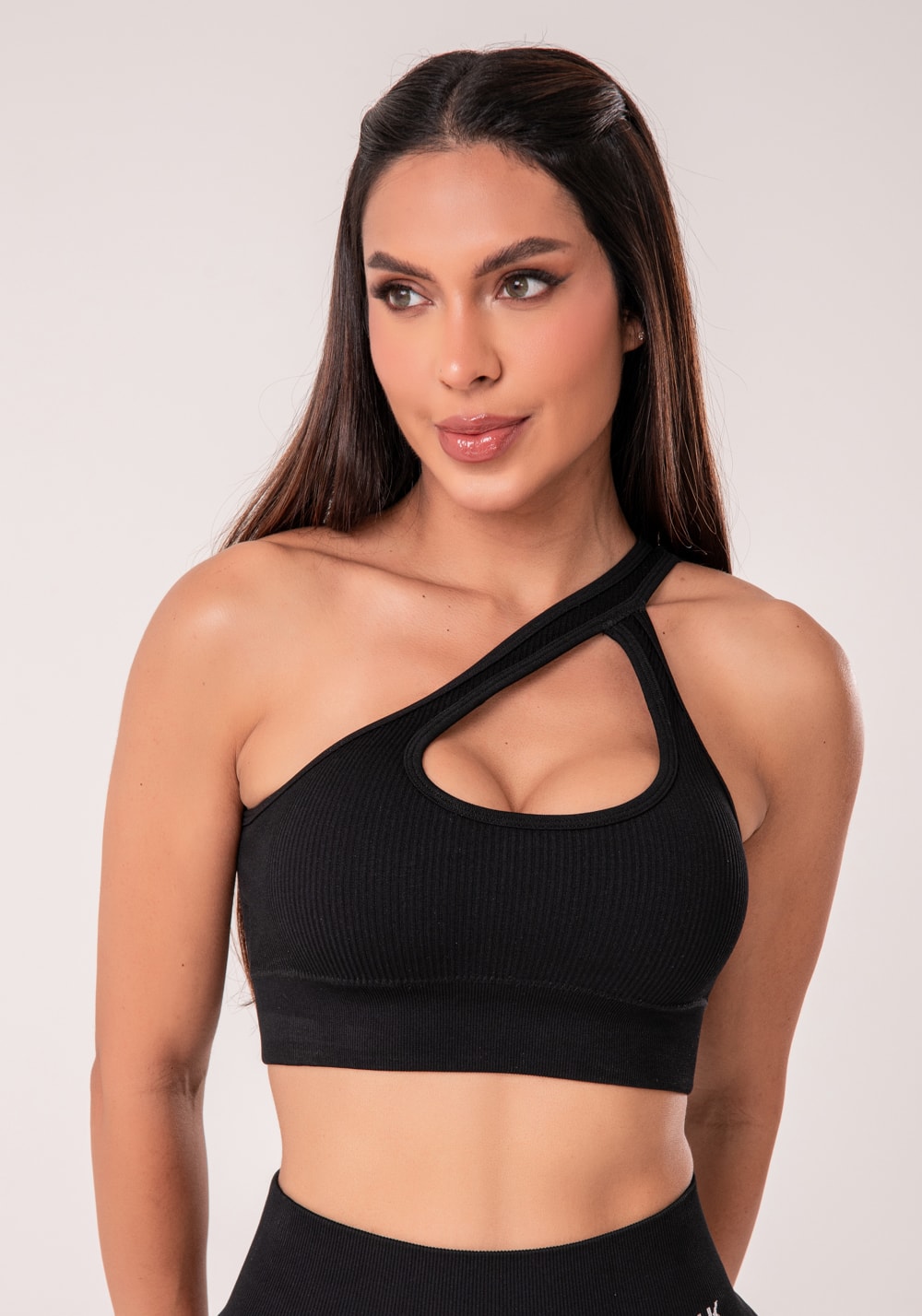 Top fitness feminino preto canelado com bojo e detalhe vazado seamless+