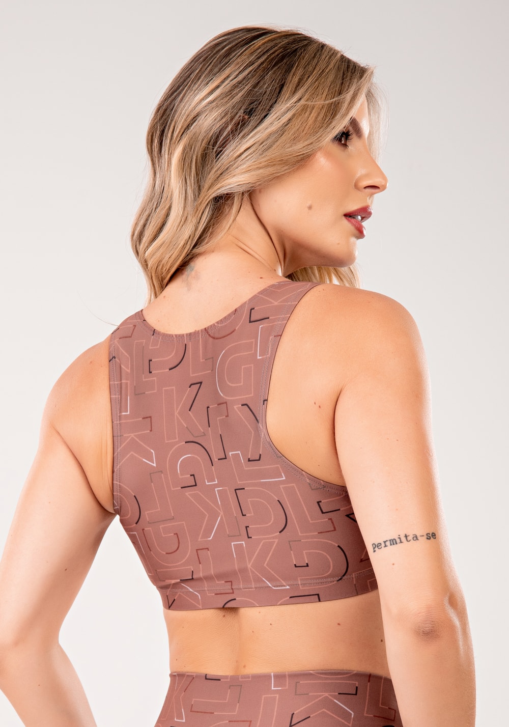 Top fitness feminino estampado logomania marrom printed mousse