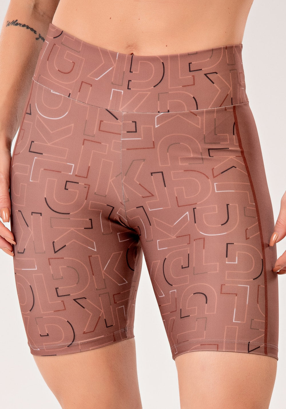 Bermuda fitness feminina estampada logomania marrom printed mousse