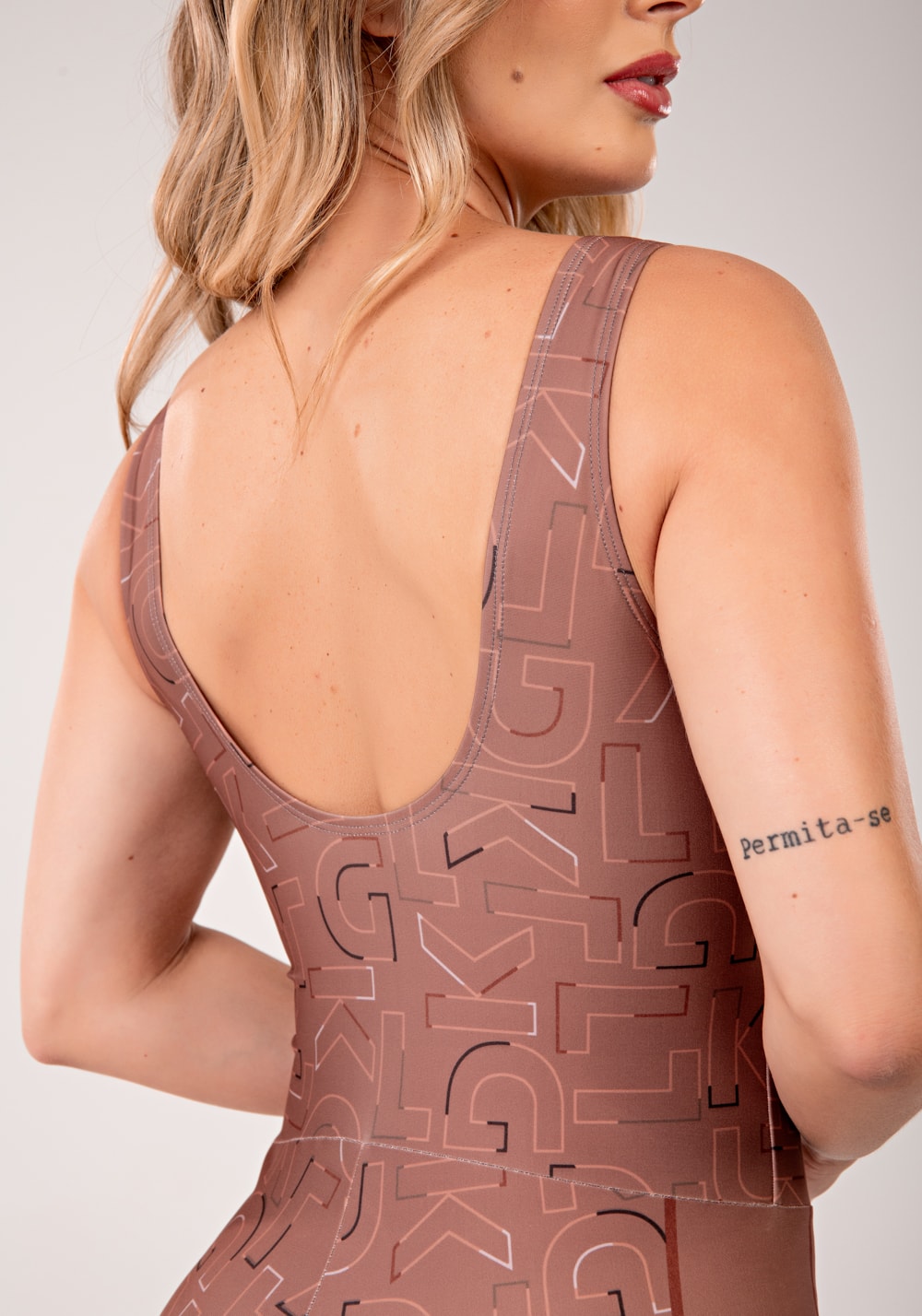 Macaquinho fitness feminino estampado logomania marrom printed mousse