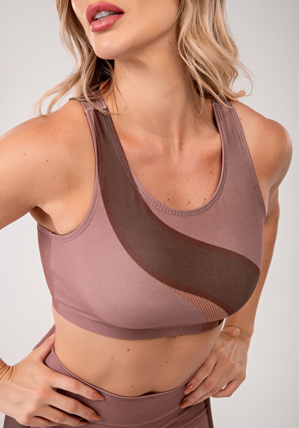 Top fitness feminino nadador estampado belive marrom printed mousse