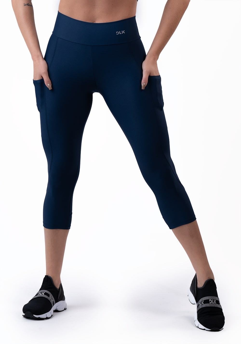 Calça corsário azul marinho com bolso básica