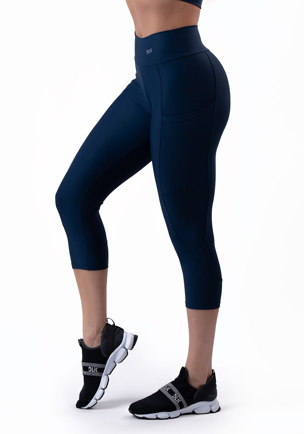 Calça corsário azul marinho com bolso básica