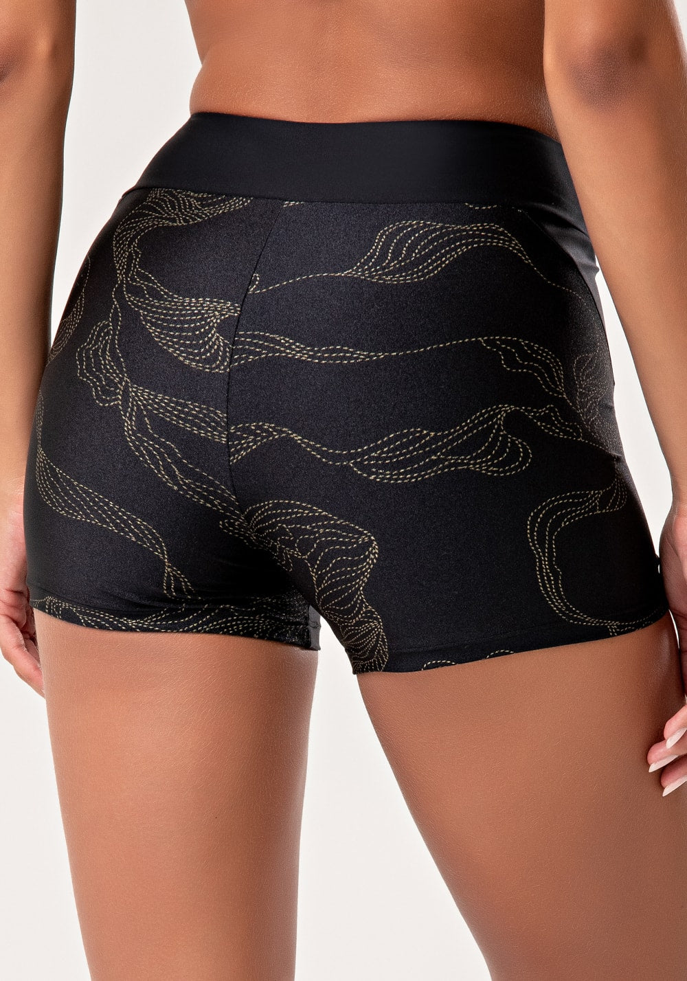 Short fitness feminino preto com recortes lush