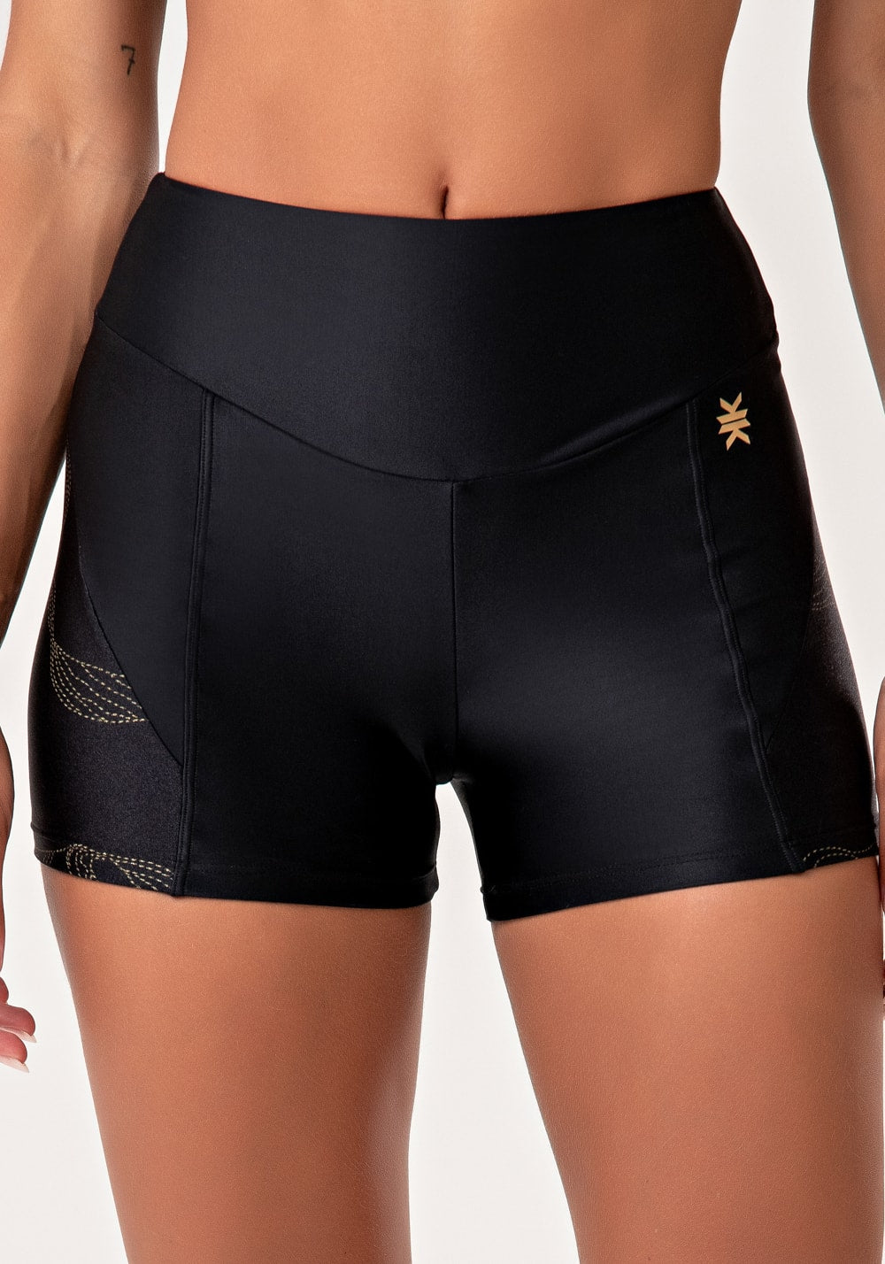 Short fitness feminino preto com recortes lush