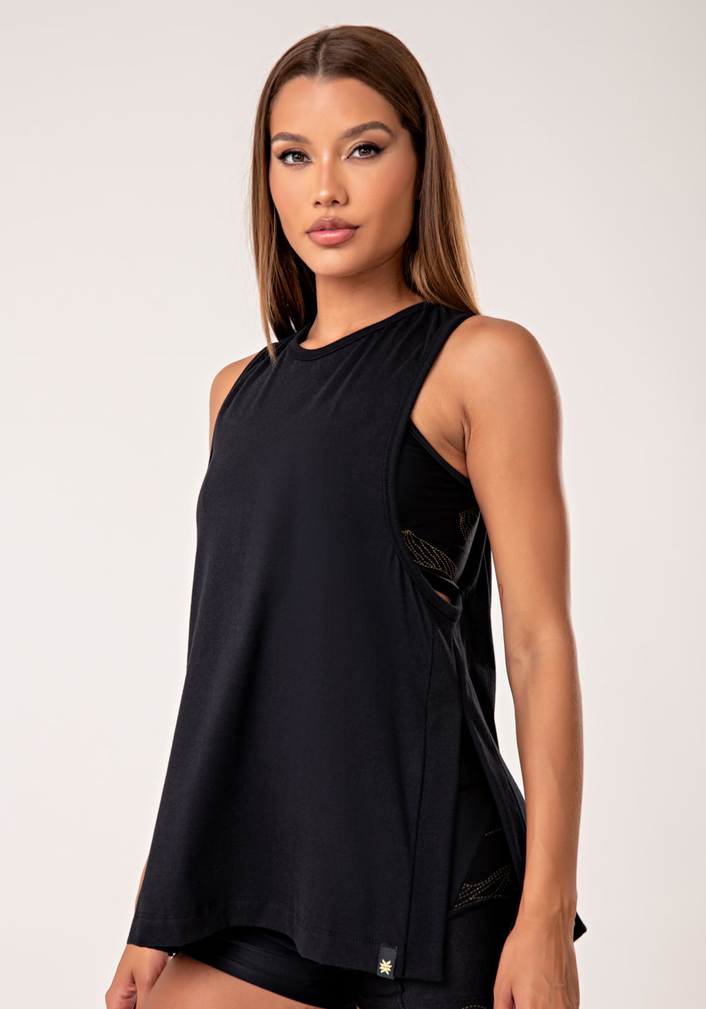 Camiseta fitness feminina de algodão preto com fenda lateral lush