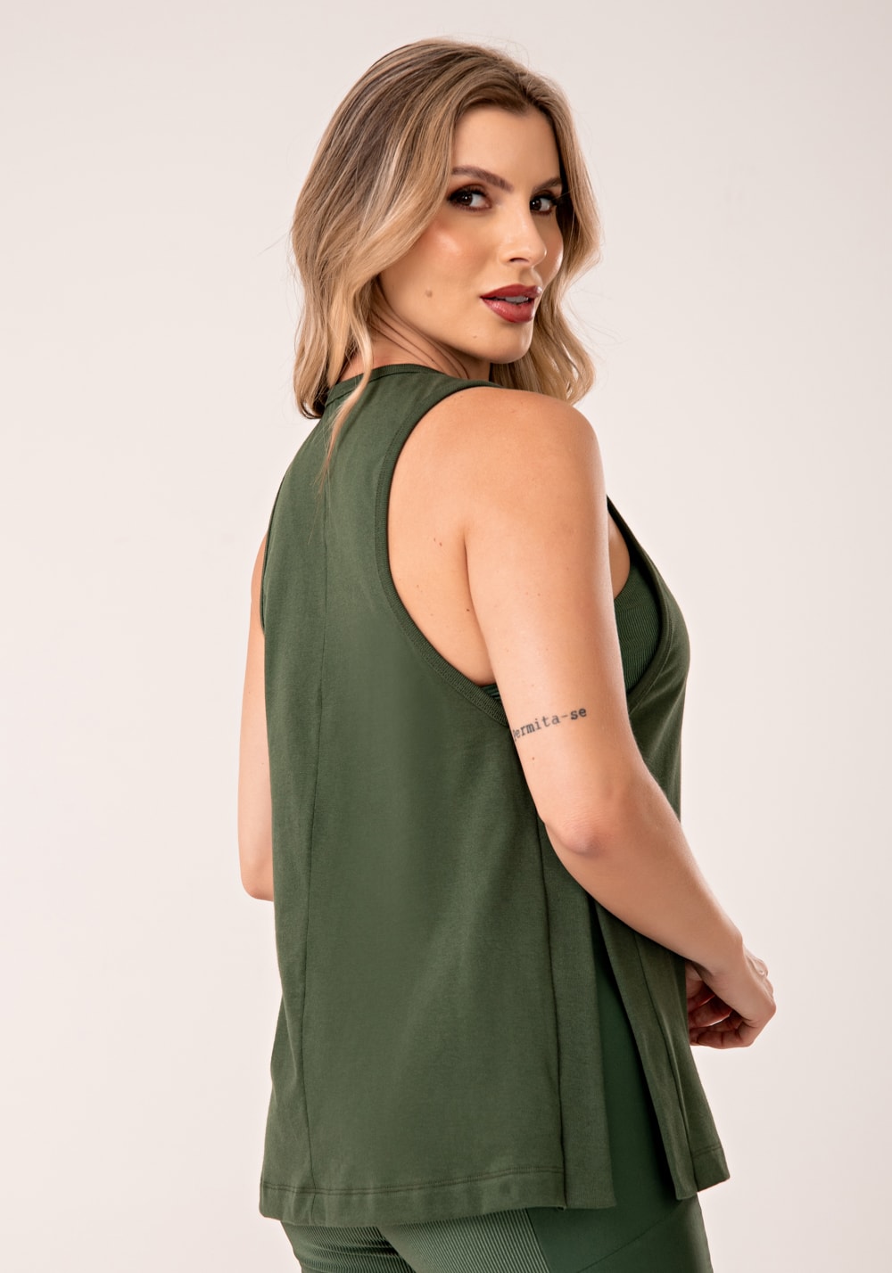 Camiseta fitness feminina de algodão verde com fenda lateral lush