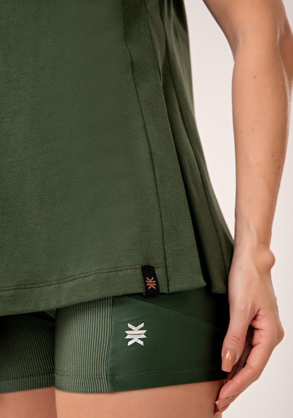 Camiseta fitness feminina de algodão verde com fenda lateral lush
