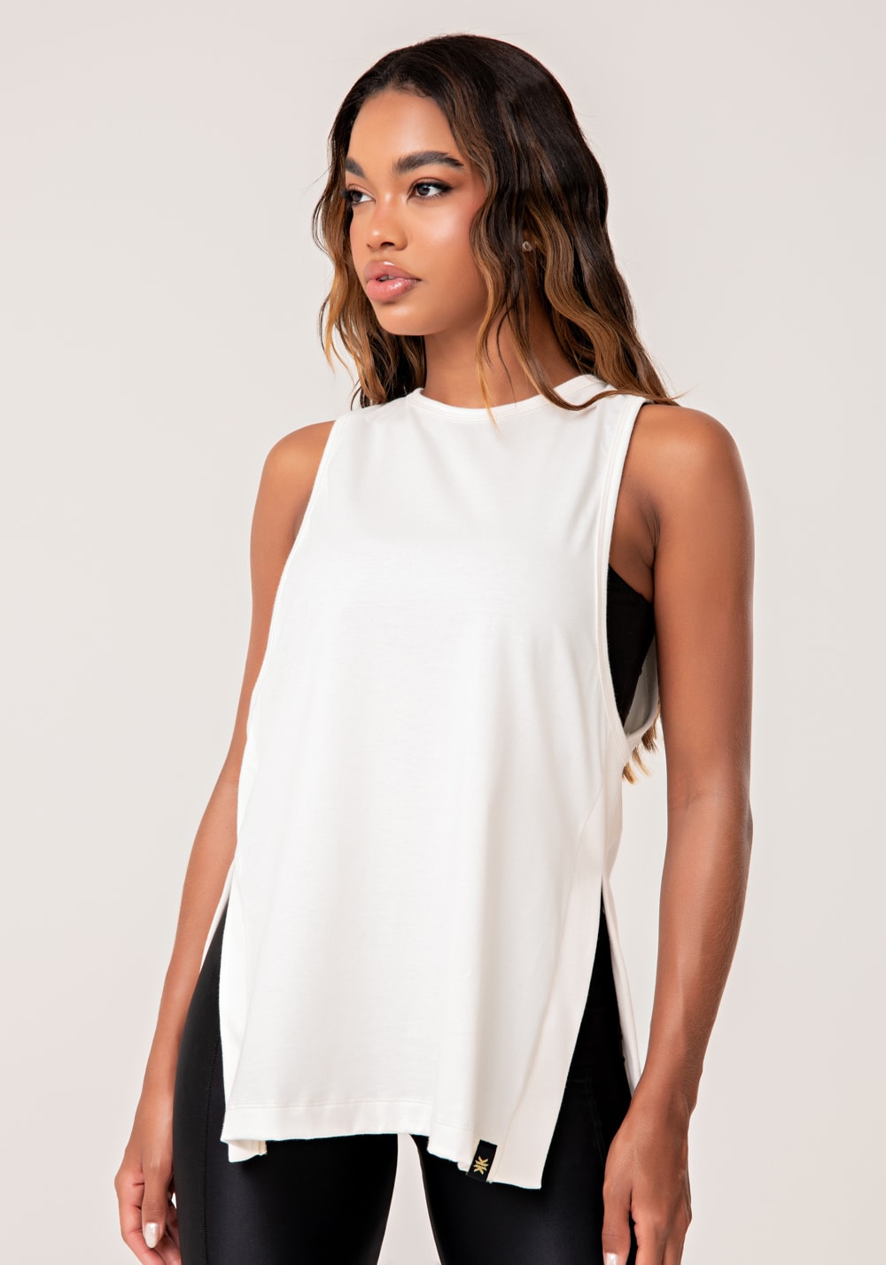 Camiseta fitness feminina de algodão off white com fenda lateral lush