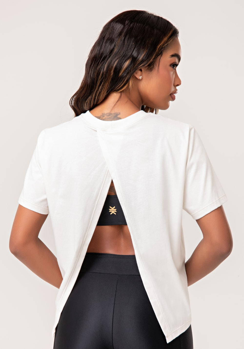 Blusa feminina de algodão off white com abertura nas costas lush