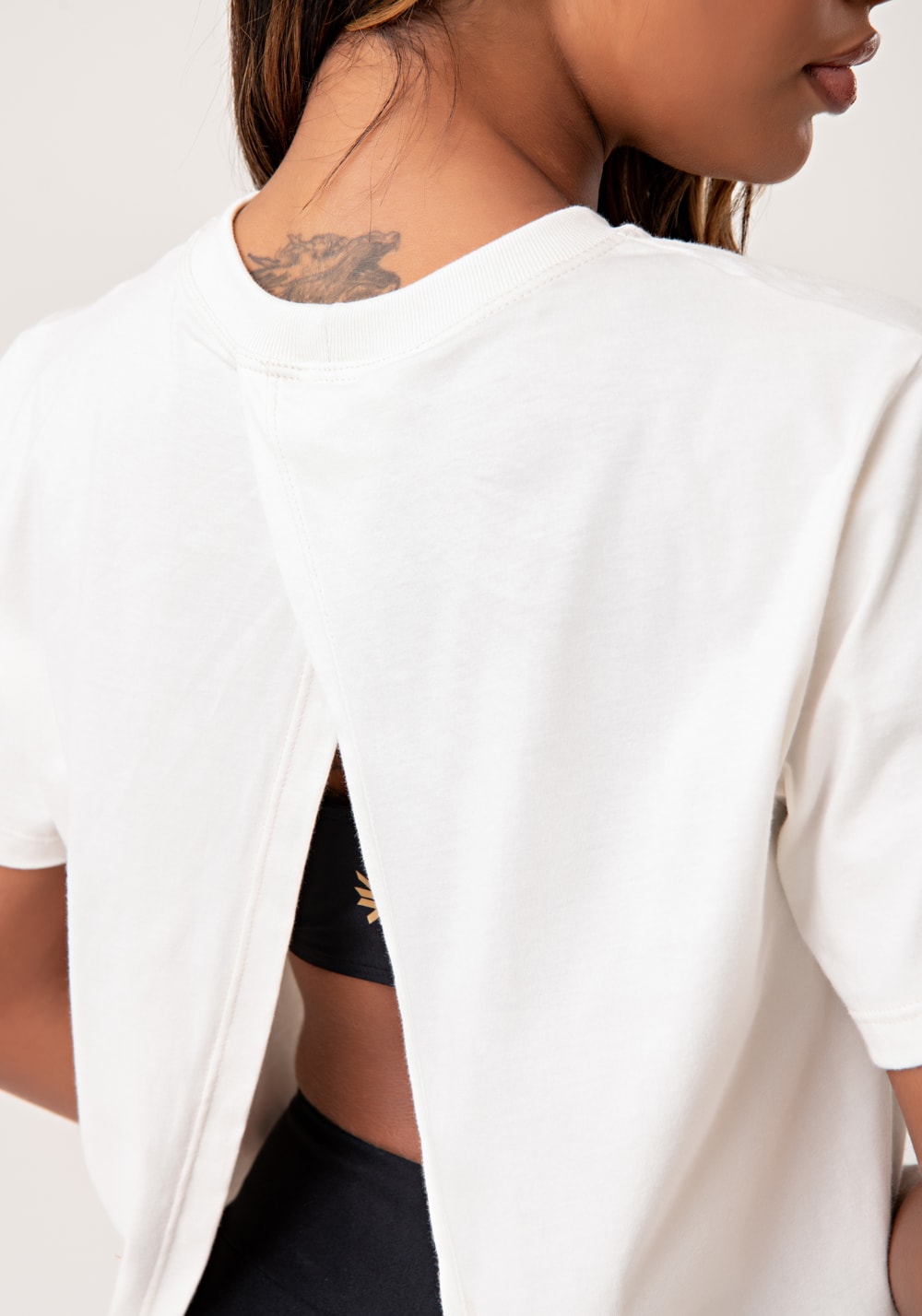 Blusa feminina de algodão off white com abertura nas costas lush