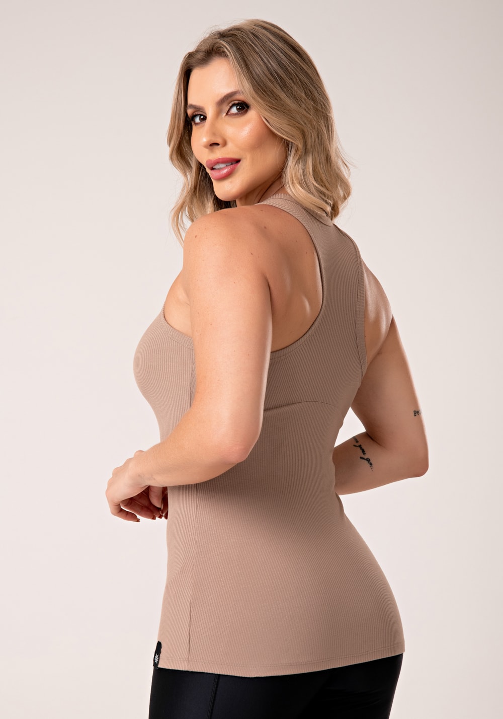 Camiseta fitness feminina nude modelo nadador canelada lush