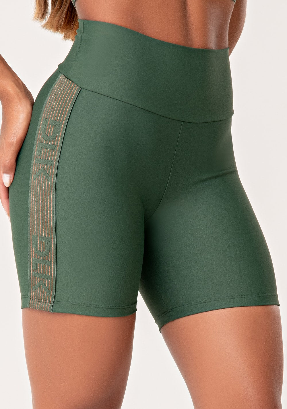Bermuda fitness feminina verde com elástico lateral lurex lush