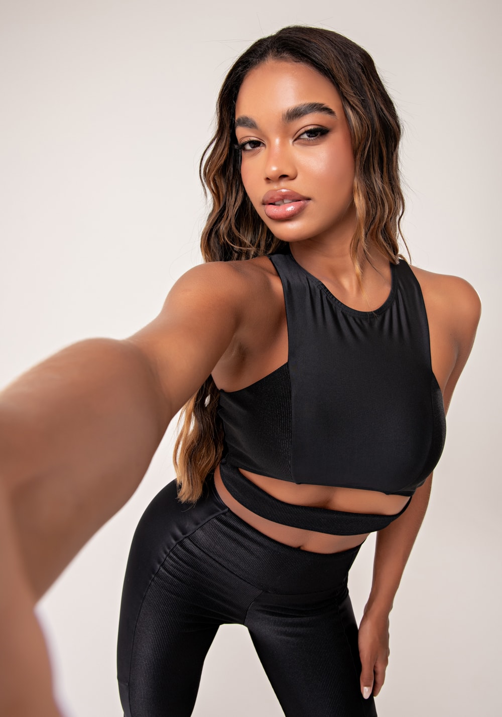 Top fitness feminino preto cut-out com detalhe canelado lush