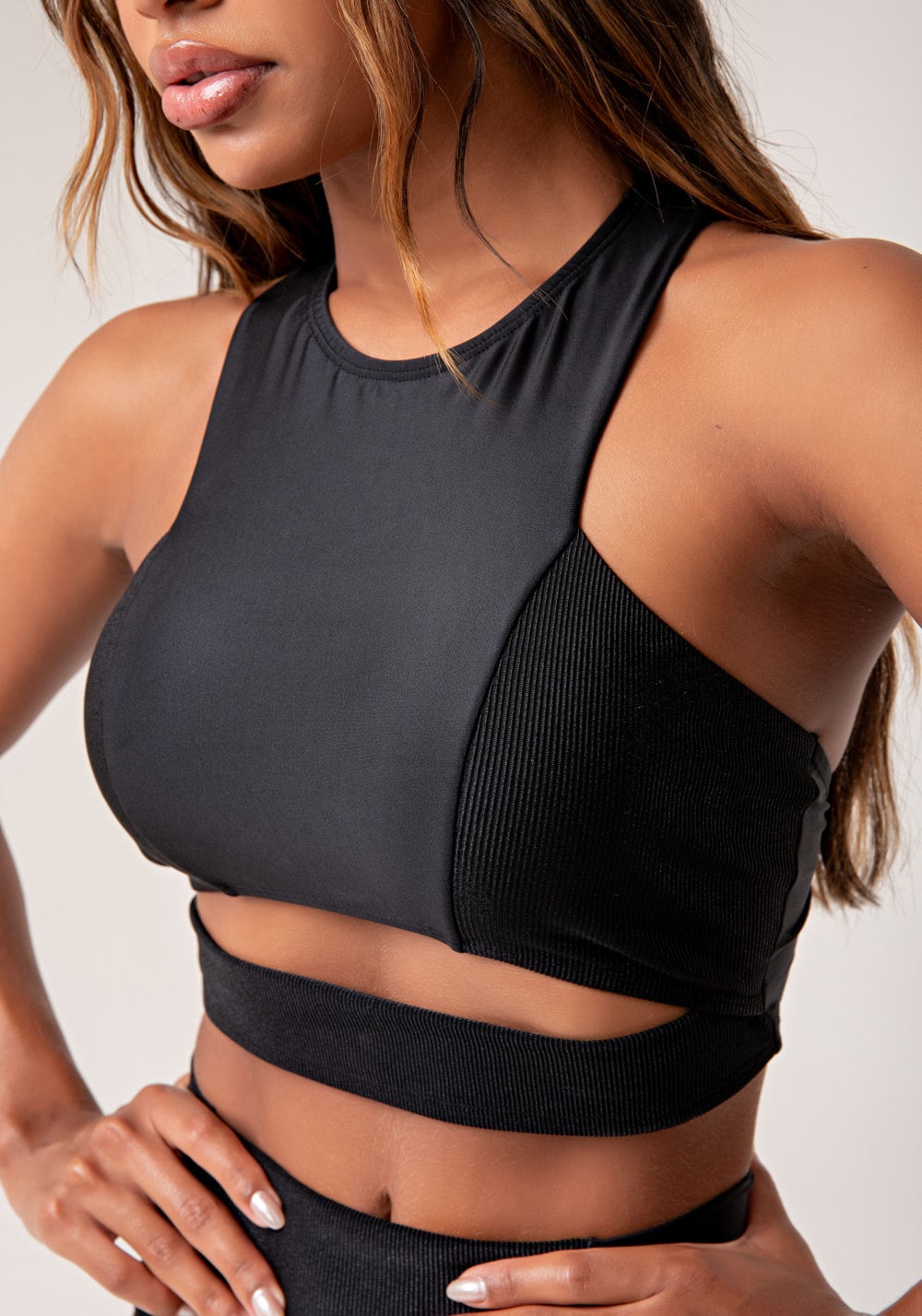 Top fitness feminino preto cut-out com detalhe canelado lush