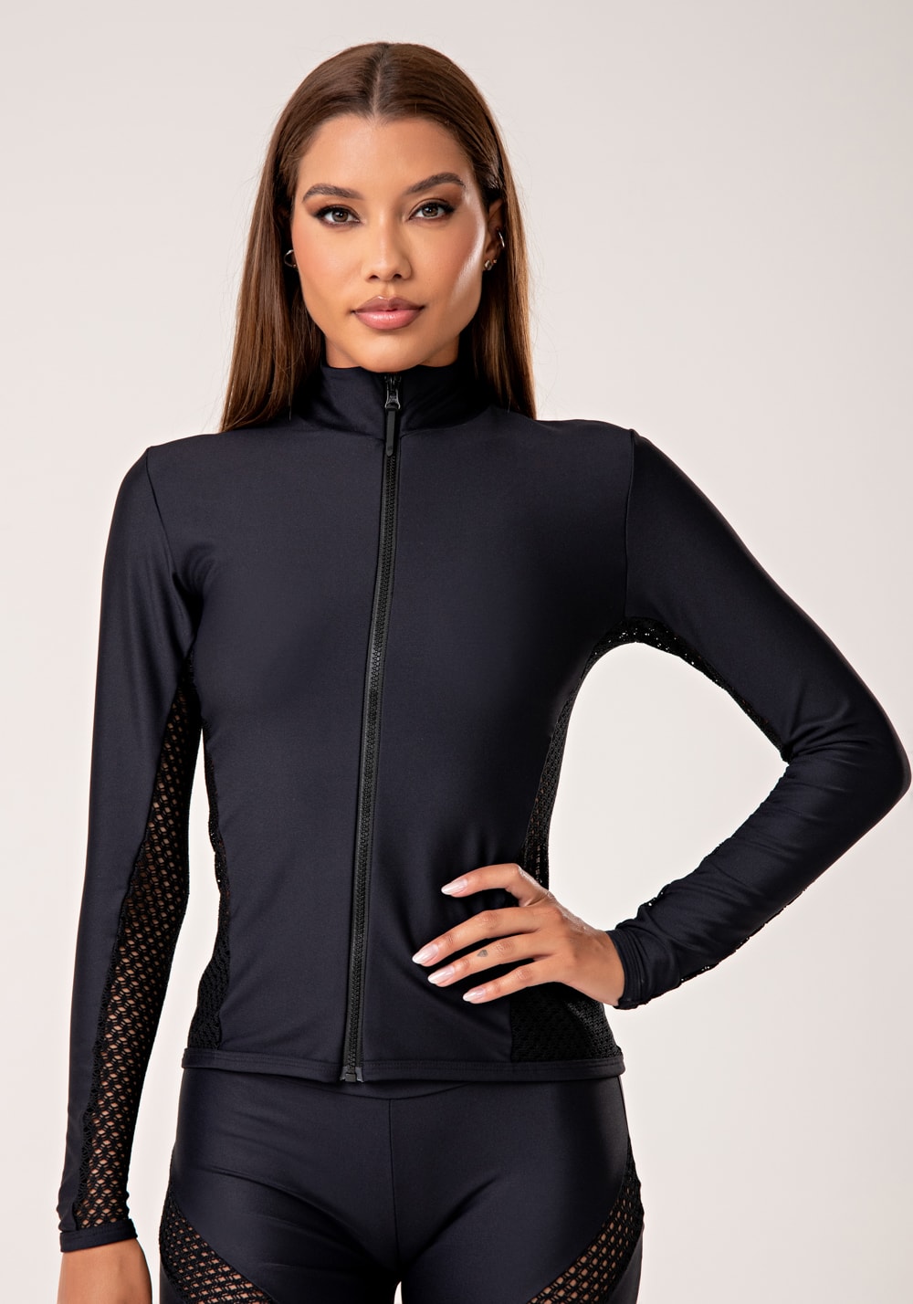Casaco feminino preto com zíper e detalhe em tela lush