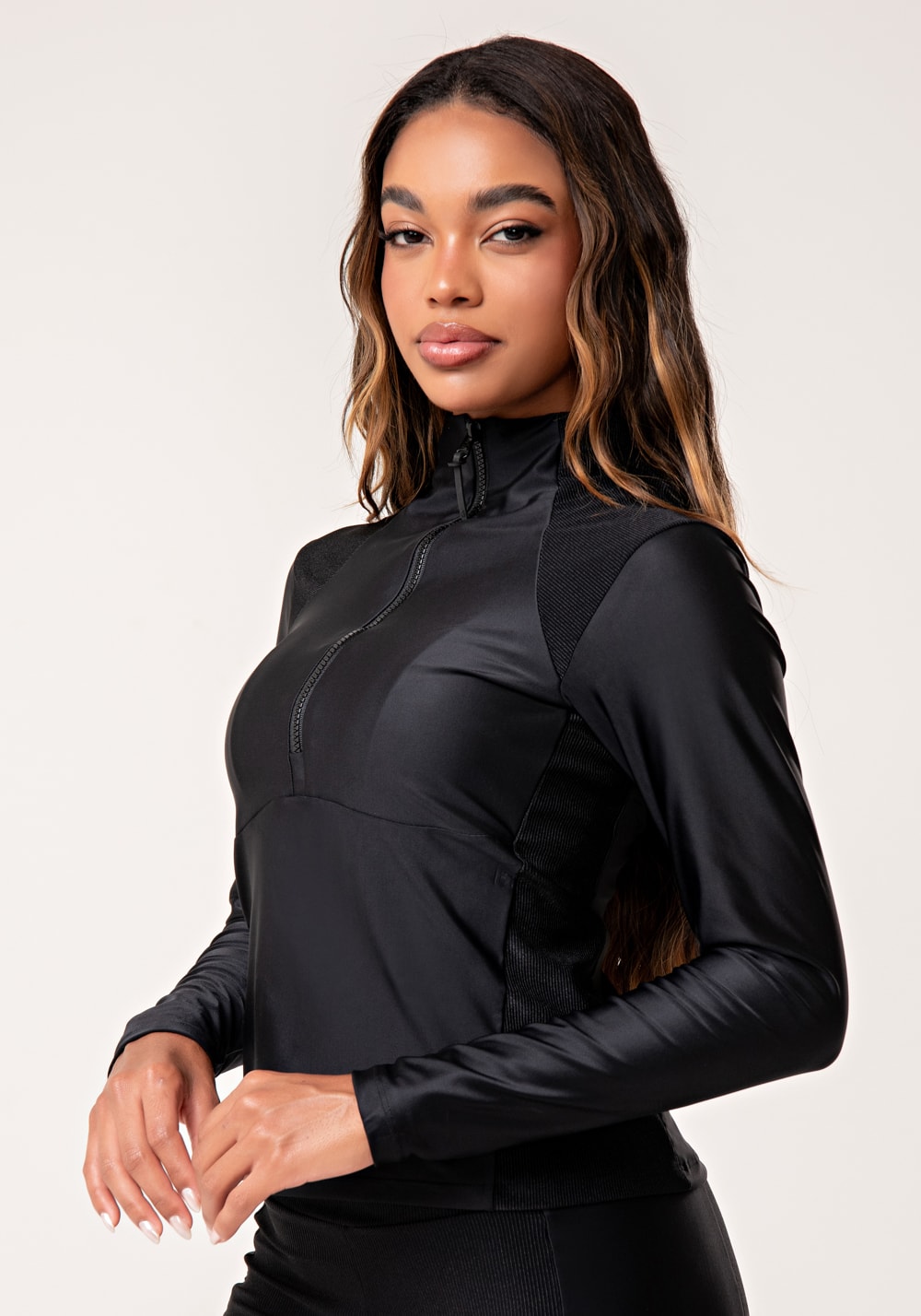 Casaco feminino preto gola alta e detalhe canelado lush
