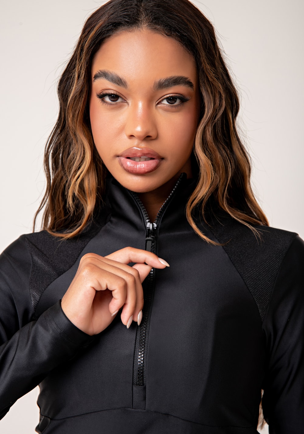 Casaco feminino preto gola alta e detalhe canelado lush