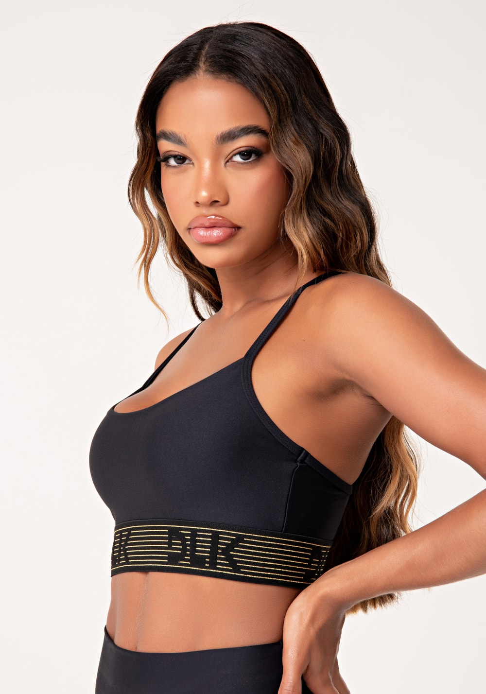 Top fitness feminino preto com bojo e elástico lurex lush