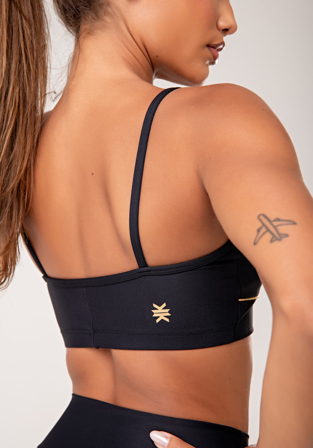 Top fitness feminino preto com bojo e detalhe em lurex lush