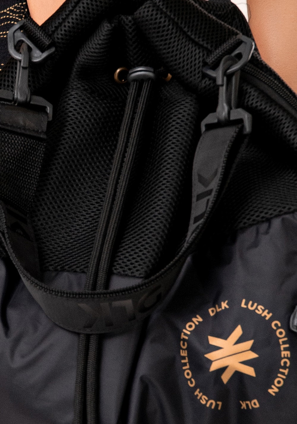 Mochila saco feminina preto com dourado