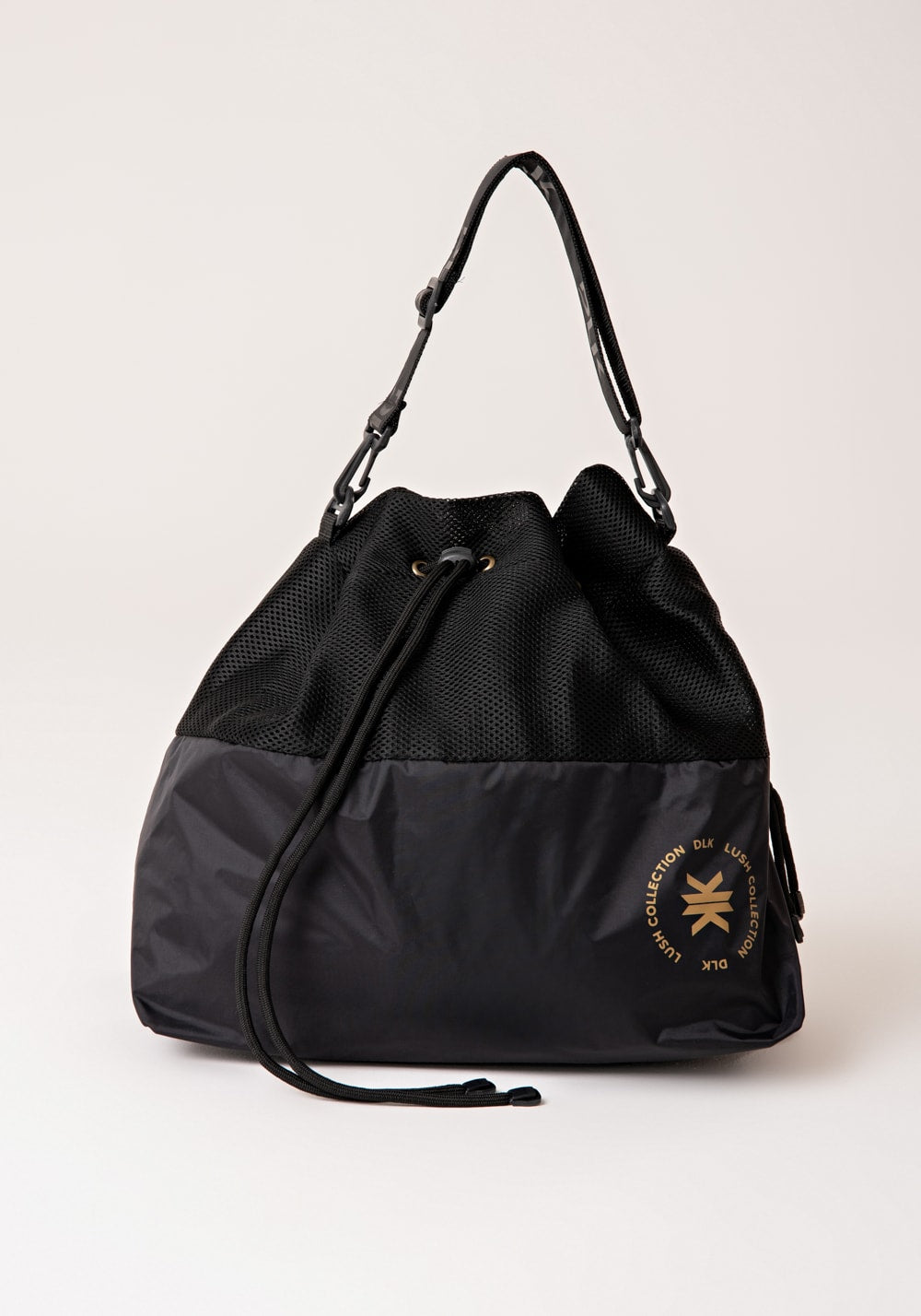 Mochila saco feminina preto com dourado