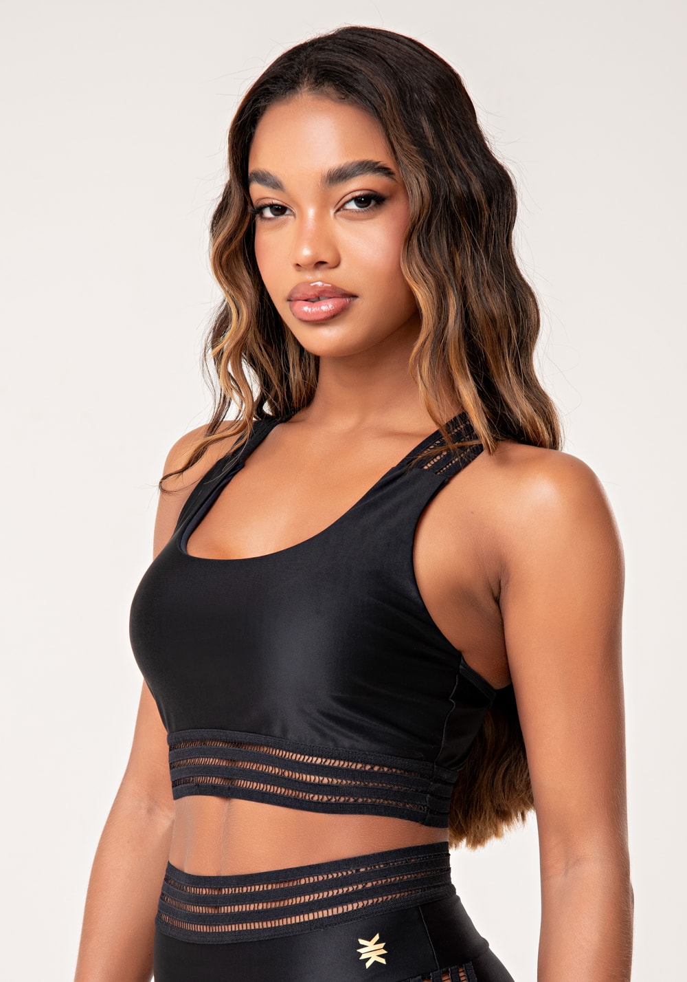 Top fitness feminino preto com alças cruzadas de elástico lush