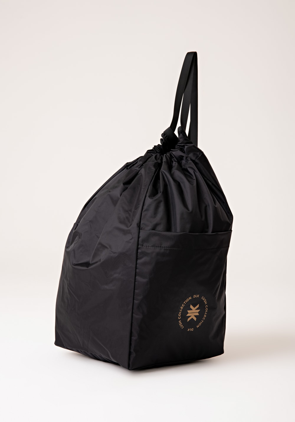 Mochila um ombro só feminina preto com dourado