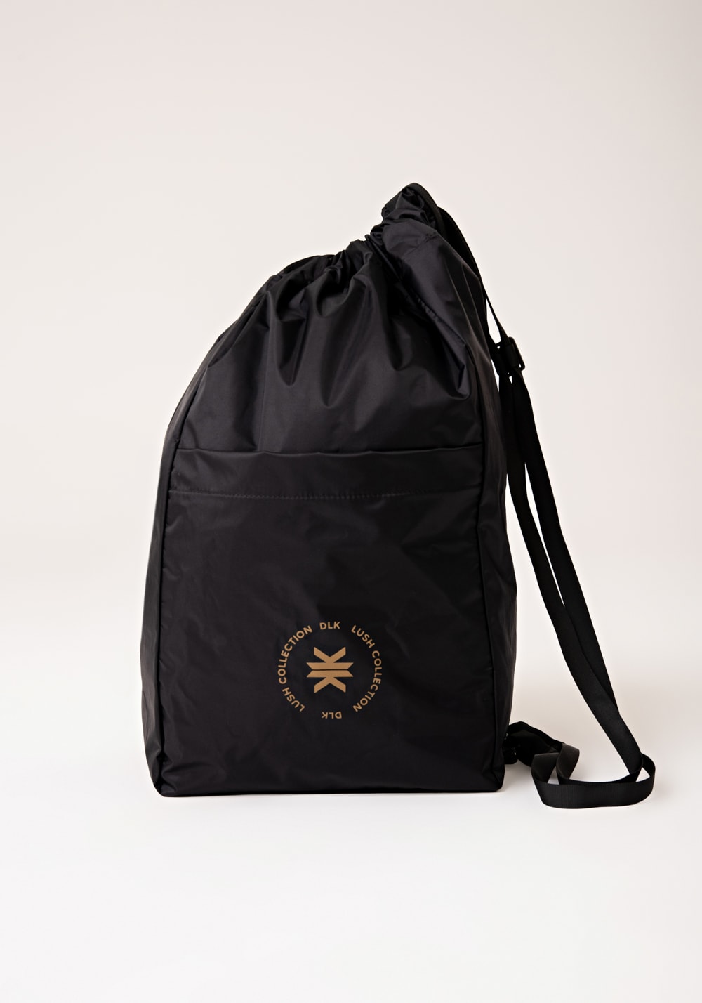 Mochila um ombro só feminina preto com dourado