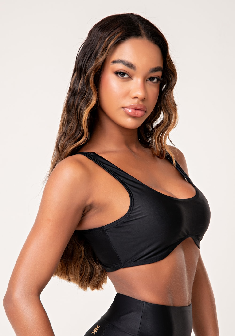 Top fitness feminino preto underboob com bojo lush