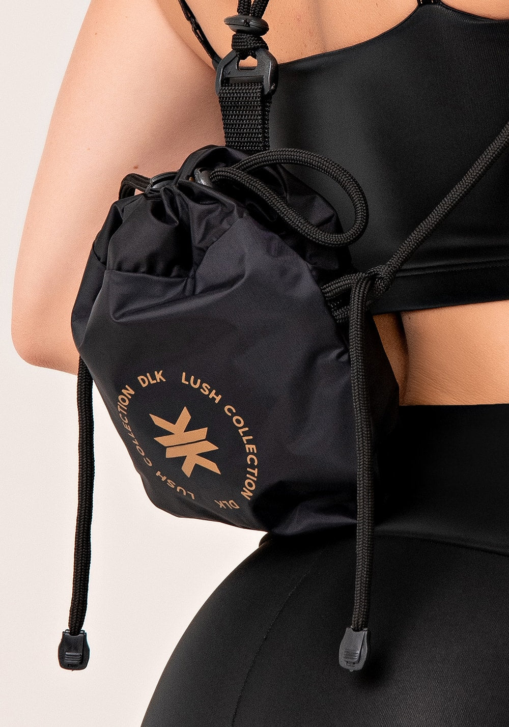 Bolsa saquinho preto com dourado