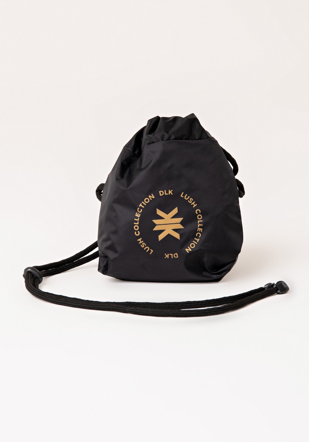Bolsa saquinho preto com dourado