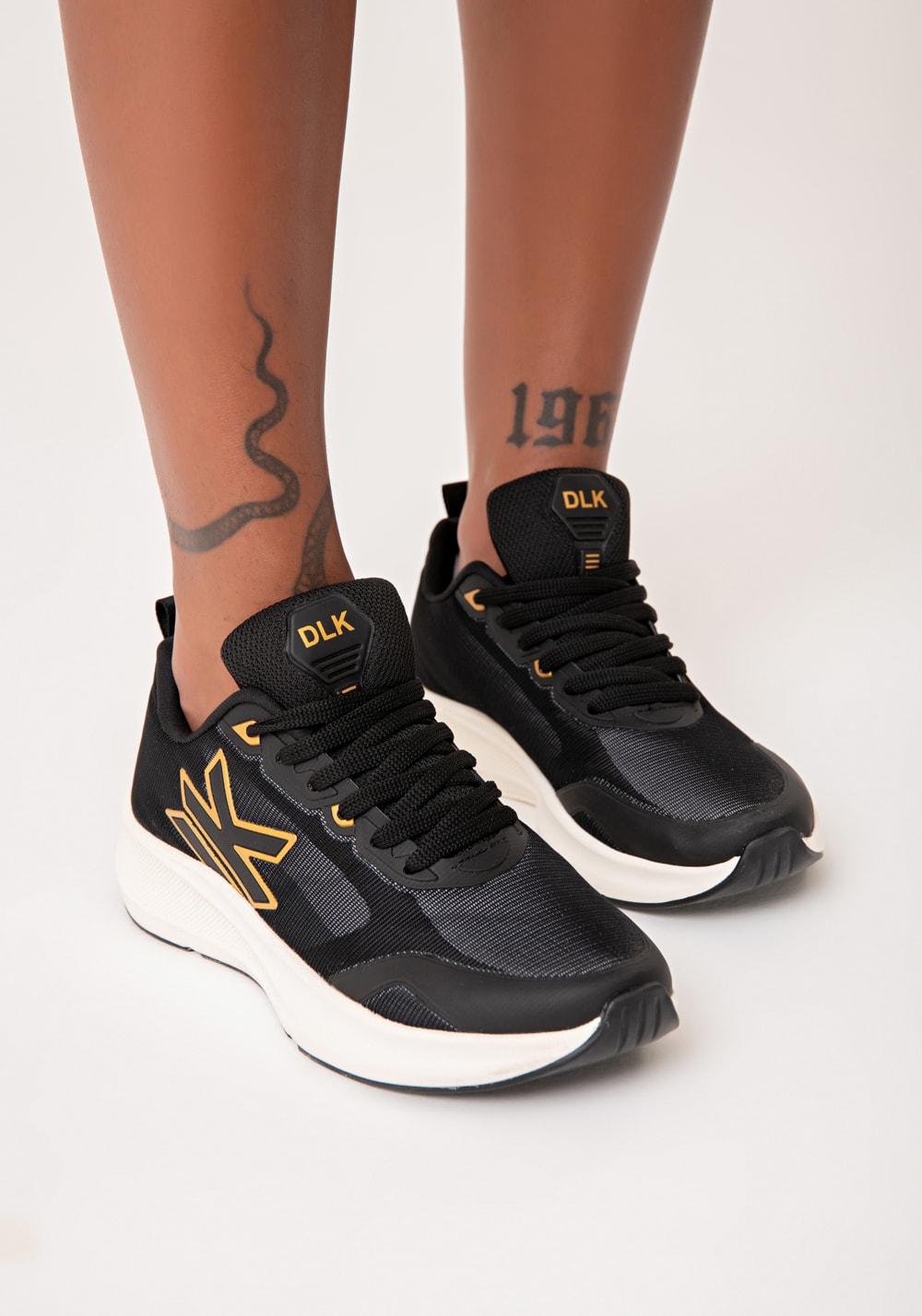 Tênis esportivo feminino preto com dourado