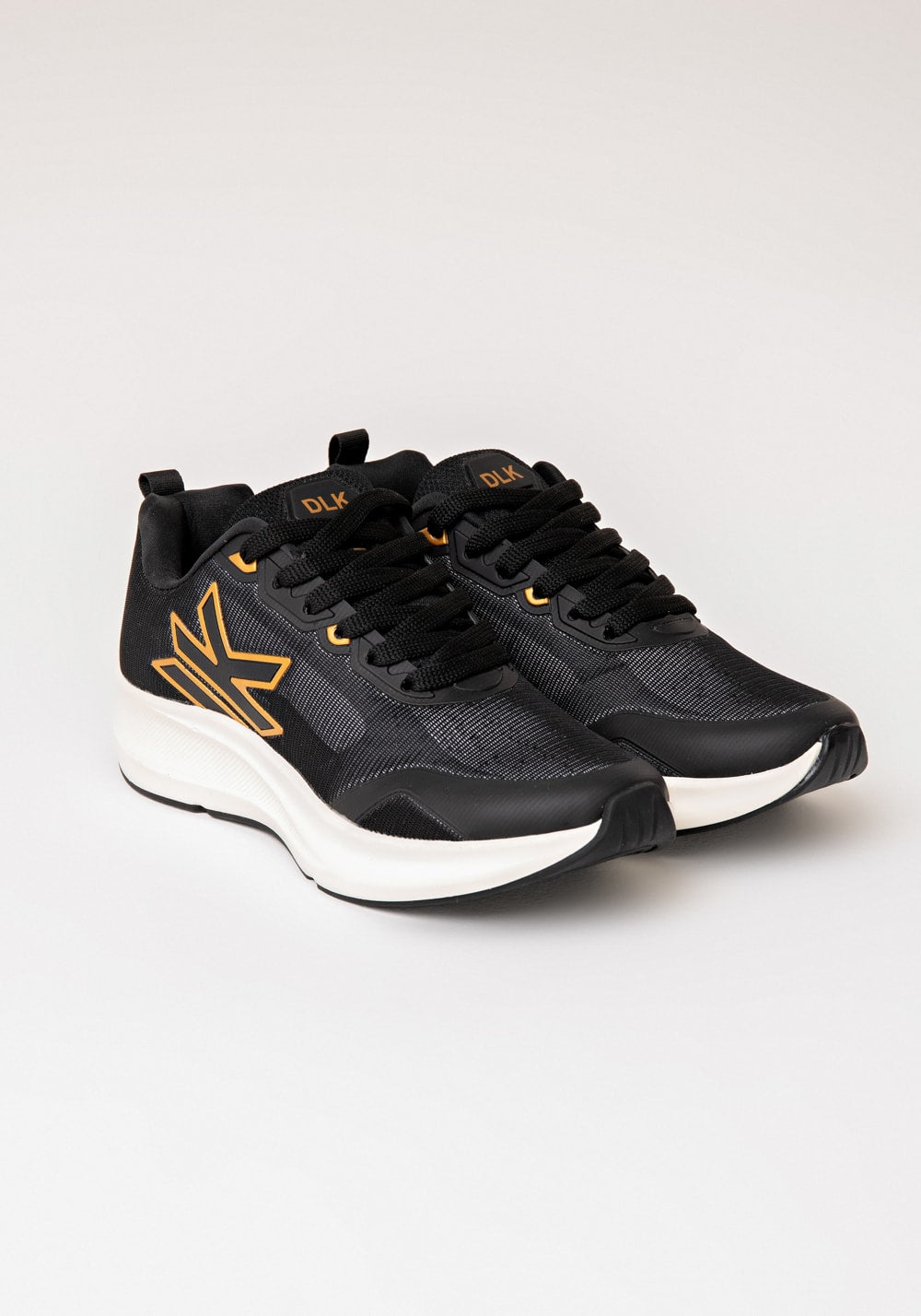 Tênis esportivo feminino preto com dourado