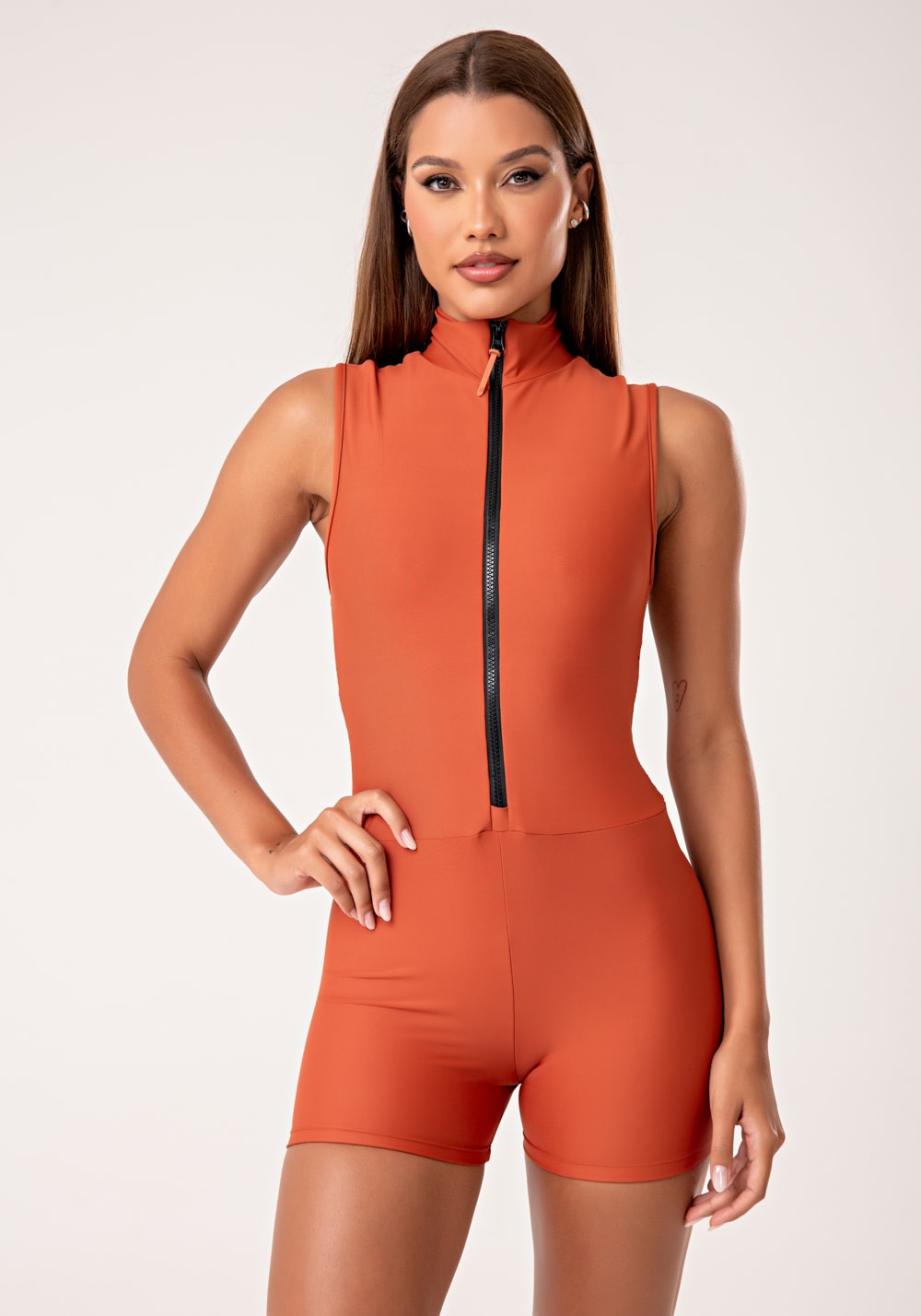 Macaquinho fitness feminino terracota vazado nas costas e com tela lush