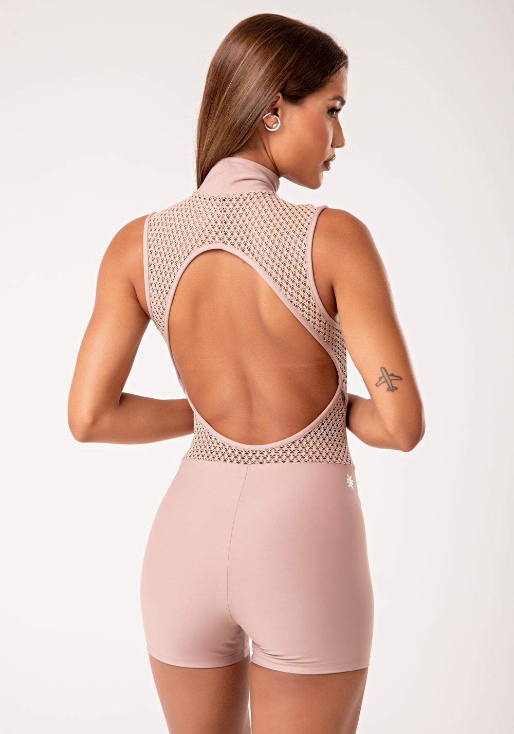 Macaquinho fitness feminino nude vazado nas costas e com tela lush