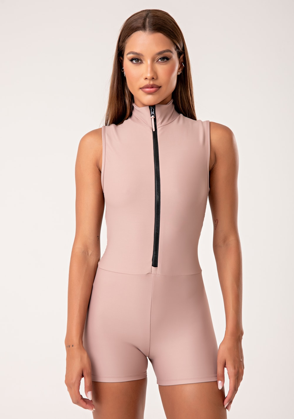 Macaquinho fitness feminino nude vazado nas costas e com tela lush