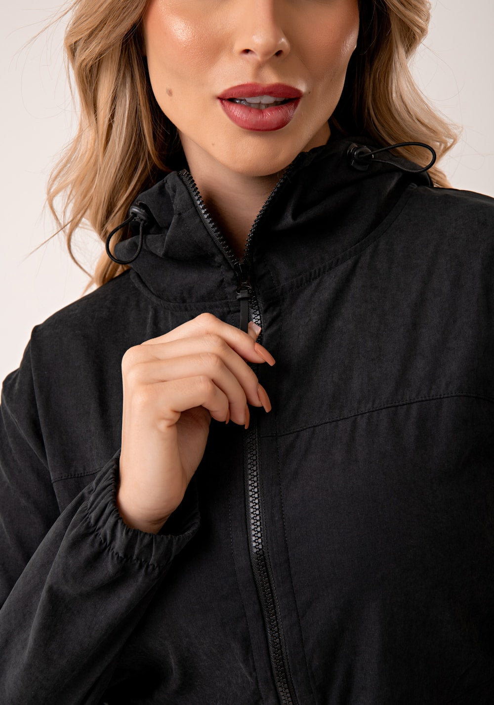 Parka feminina preto com capuz lush