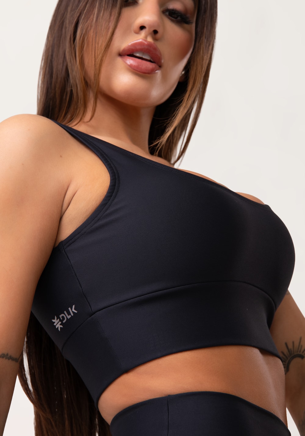 Top fitness feminino preto com alça larga aura