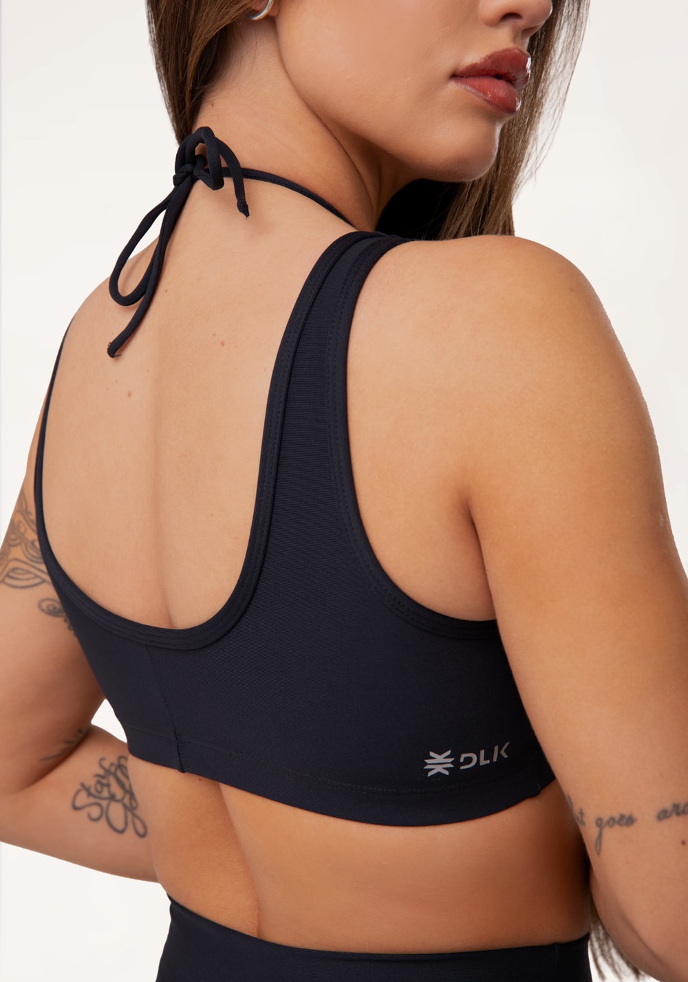 Top fitness feminino preto com franzido e amarração aura