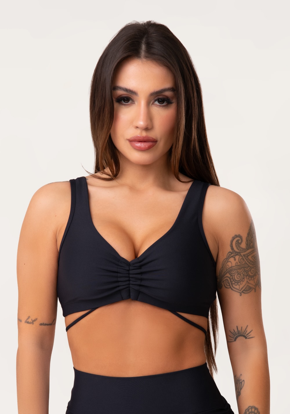 Top fitness feminino preto com franzido e amarração aura