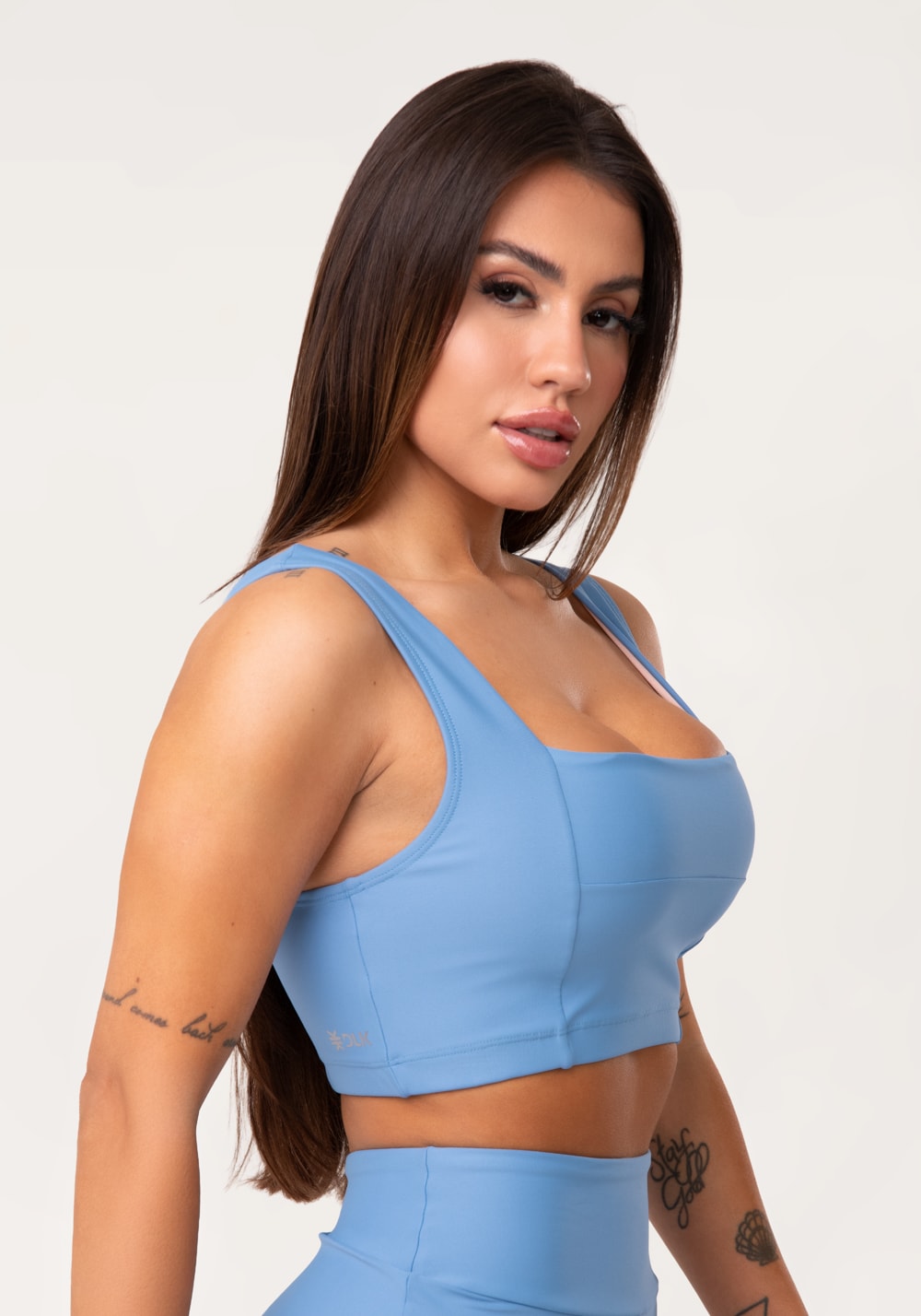 Top fitness feminino azul decote reto com recortes aura