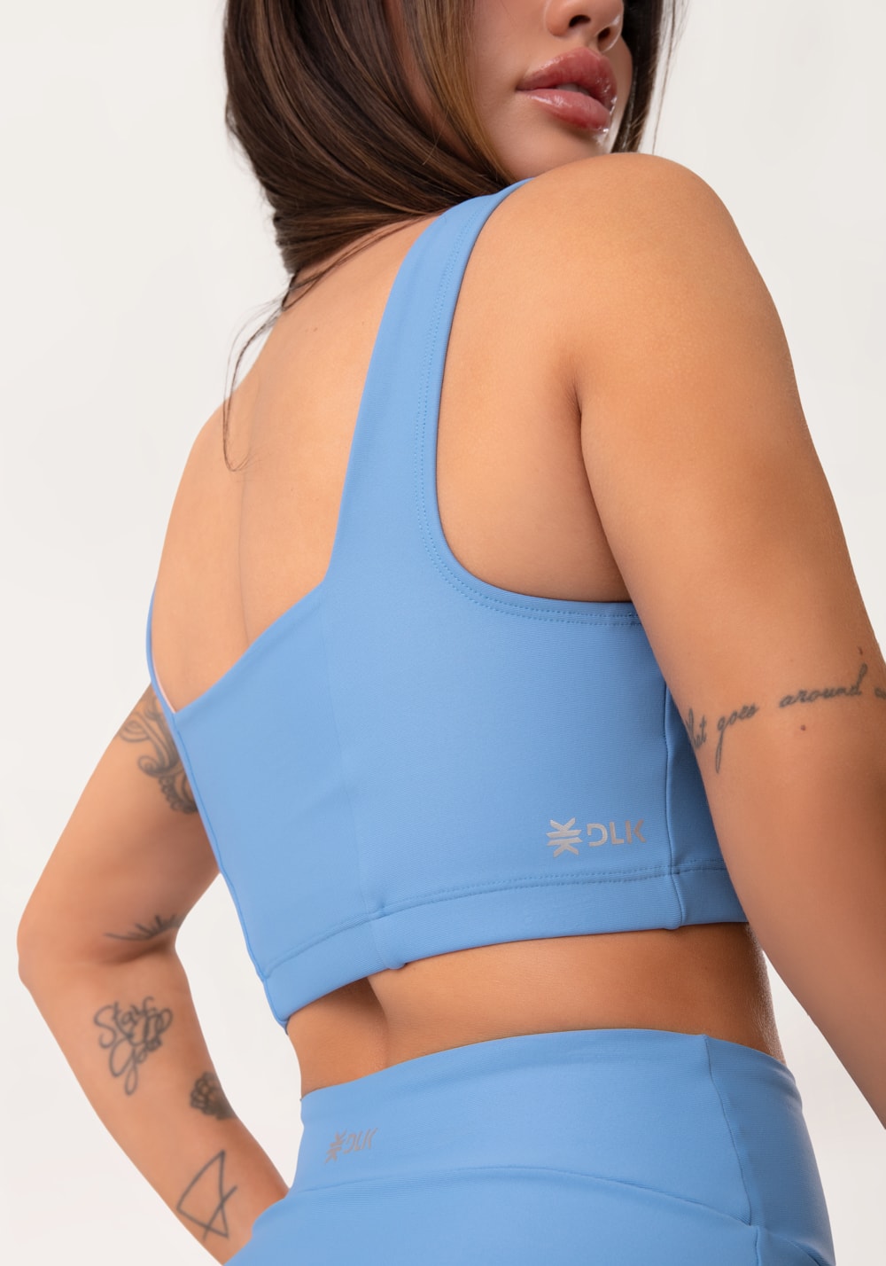 Top fitness feminino azul decote reto com recortes aura